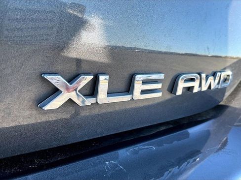 Used 2024 Toyota Highlander XLE image 8