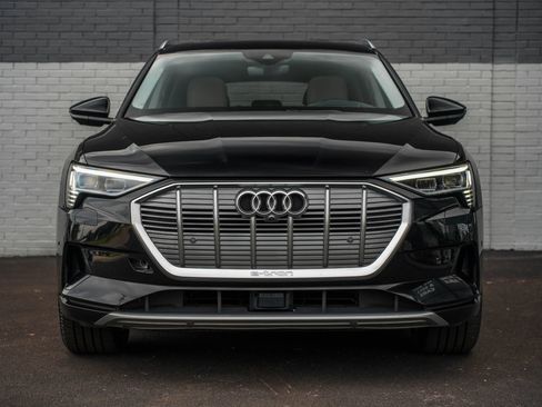 Used 2019 Audi e-tron Prestige w/ Prestige Package AWD/4WD image 2