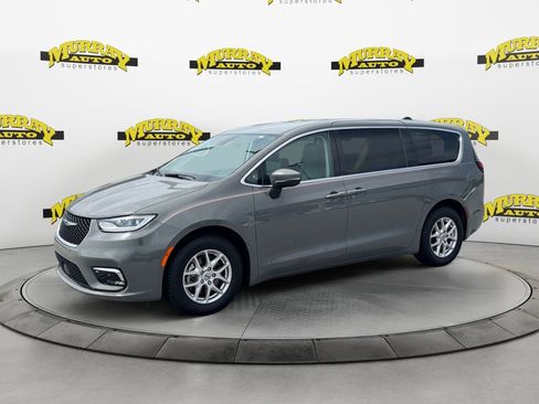 Used 2023 Chrysler Pacifica Touring-L FWD image 1