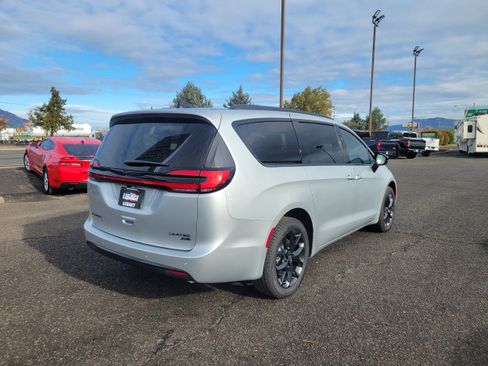 New 2026 Chrysler Pacifica Limited w/ S Appearance Package image 3