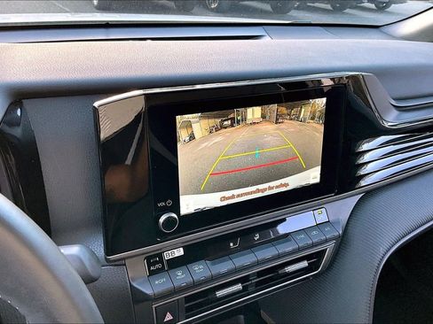 Used 2025 Toyota Camry SE image 13