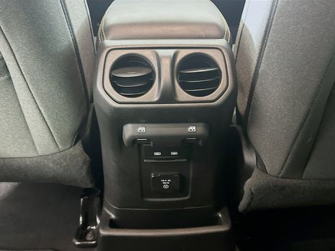 Used 2025 Jeep Wrangler Sahara image 25