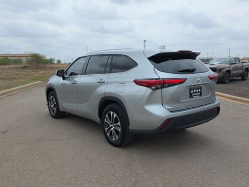 Used 2021 Toyota Highlander XLE image 8