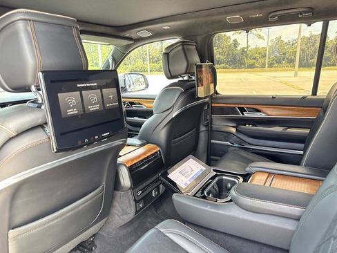 Used 2022 Jeep Grand Wagoneer Series III w/ Rear Seat Video Group 1 AWD/4WD image 15