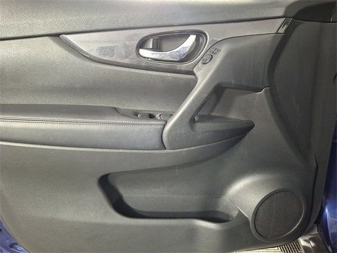 Used 2018 Nissan Rogue SV image 14