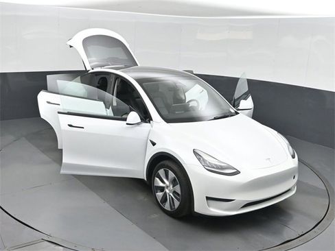 Used 2023 Tesla Model Y Long Range image 48