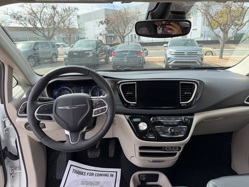 Used 2023 Chrysler Pacifica Touring-L image 18