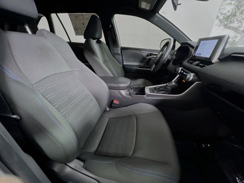 Used 2024 Toyota RAV4 SE image 31