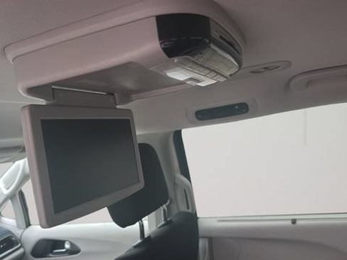 Certified 2021 Chrysler Pacifica Touring w/ Cold Weather Group FWD image 9