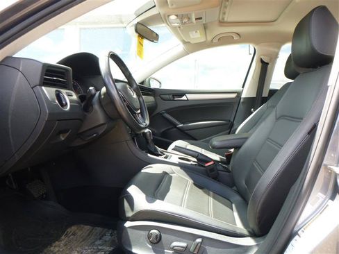 Used 2022 Volkswagen Passat 2.0T SE FWD image 5