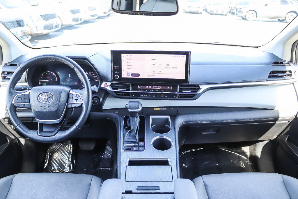 Used 2025 Toyota Sienna XLE FWD image 12