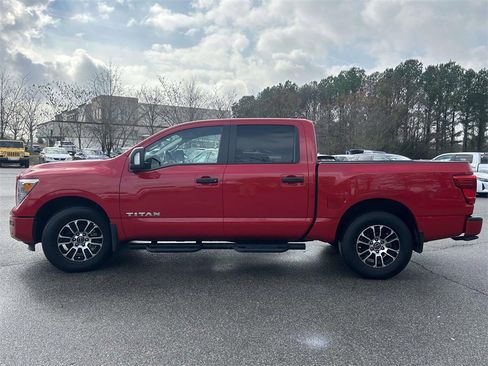 Used 2024 Nissan Titan SV w/ SV Convenience Package image 3