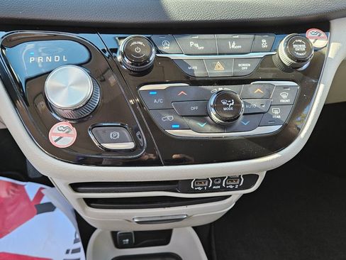 Used 2023 Chrysler Pacifica Touring-L image 20