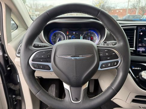 Used 2023 Chrysler Pacifica Touring-L FWD image 13