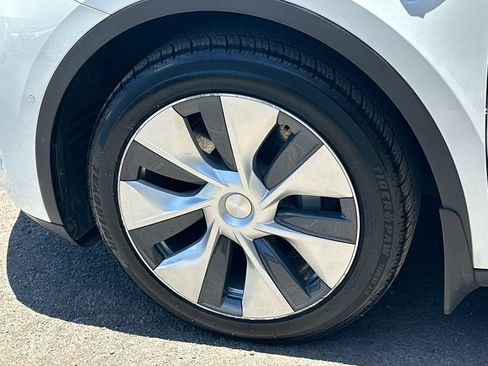 Used 2021 Tesla Model Y 2WD image 11