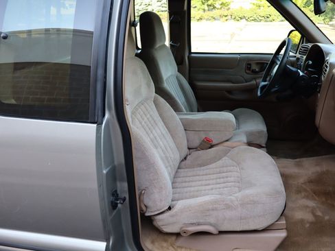 Used 2001 Chevrolet S10 Pickup LS w/ Preferred Equipment Group image 19