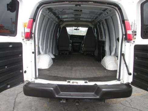 Used 2017 Chevrolet Express 2500 image 22