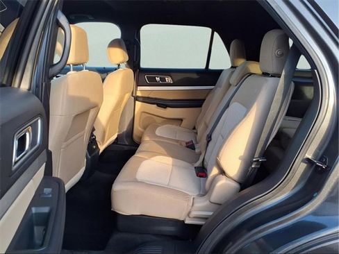 Used 2016 Ford Explorer XLT image 16