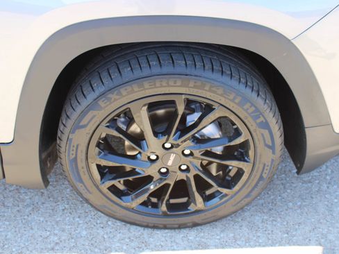 Used 2023 GMC Terrain SLE w/ Driver Convenience Package image 15