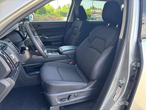 Used 2025 Nissan Pathfinder SV FWD image 39