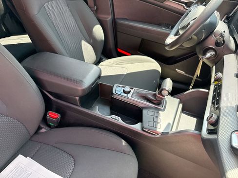 Used 2025 Kia Sportage LX FWD image 21