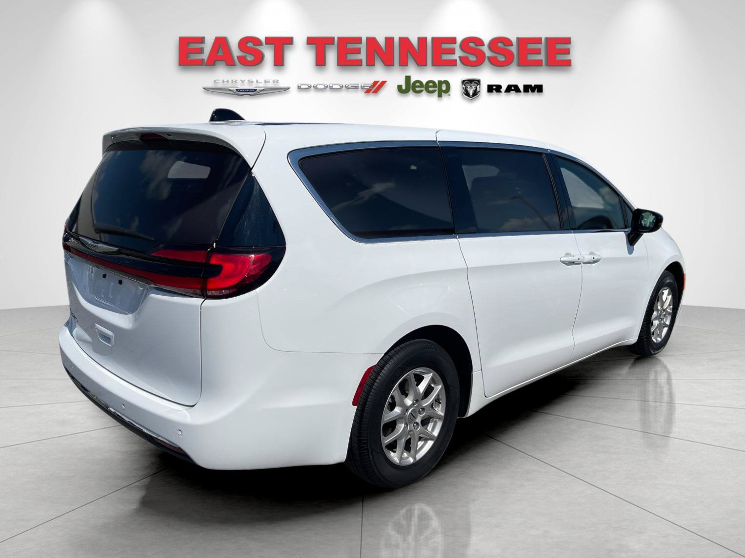 Used 2025 Chrysler Pacifica Select FWD image 3