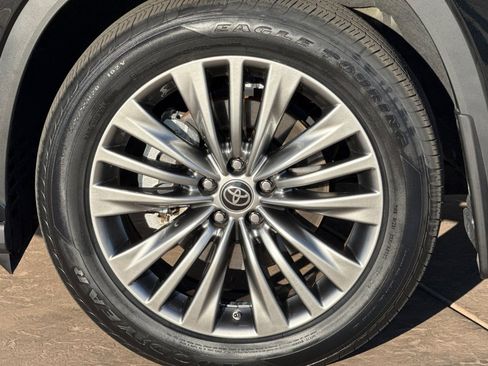 Certified 2022 Toyota Highlander Platinum image 33