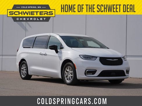 Used 2025 Chrysler Pacifica Select FWD image 1