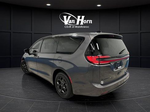 Used 2023 Chrysler Pacifica Limited w/ Uconnect Theater Family Group FWD image 5