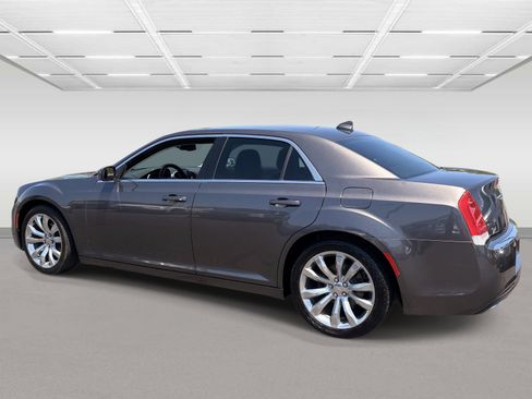 Used 2018 Chrysler 300 Touring L RWD image 3