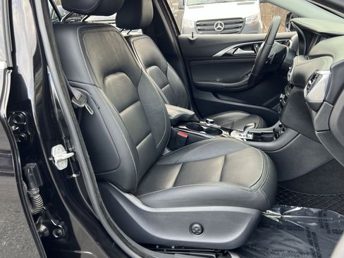 Used 2017 INFINITI QX30 AWD image 24