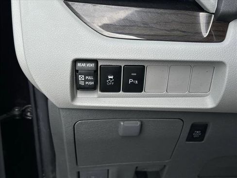 Used 2020 Toyota Sienna XLE image 18