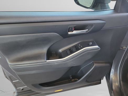 Certified 2023 Toyota Highlander XLE image 13