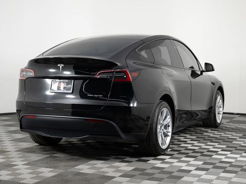 Used 2023 Tesla Model Y Long Range image 7