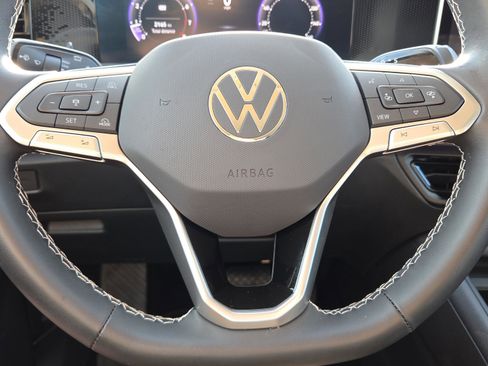 Used 2025 Volkswagen Tiguan SE FWD image 27