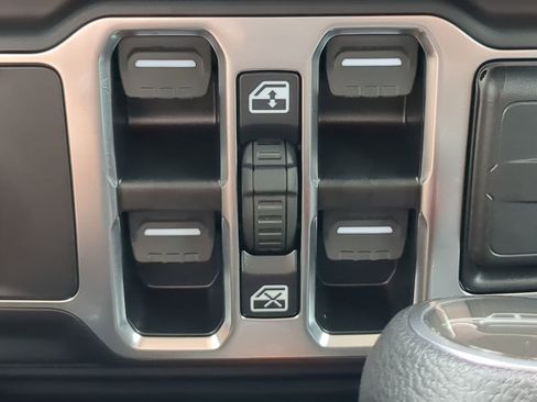 New 2025 Jeep Gladiator Sport image 20