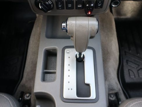 Used 2011 Nissan Frontier SL w/ Moonroof Pkg image 38