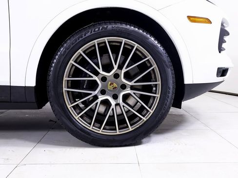 Certified 2023 Porsche Cayenne Platinum Edition image 23