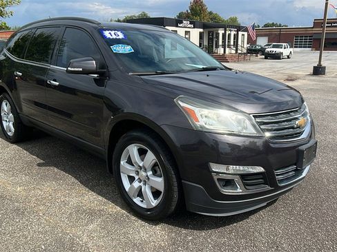 Used 2016 Chevrolet Traverse LT w/ Style and Technology Package image 3