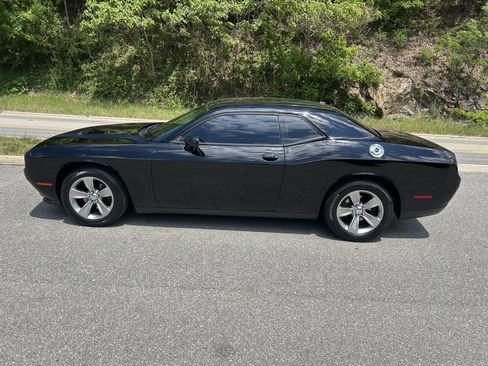 Used 2016 Dodge Challenger SXT RWD image 4