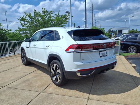 Used 2024 Volkswagen Atlas Cross Sport SE AWD/4WD image 2