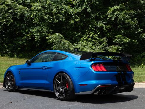 Used 2021 Ford Mustang Shelby GT500 w/ Carbon Fiber Track Pack RWD image 2