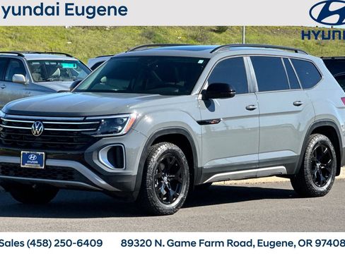 Used 2025 Volkswagen Atlas Peak Edition SE image 9