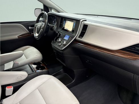Used 2015 Toyota Sienna Limited image 25