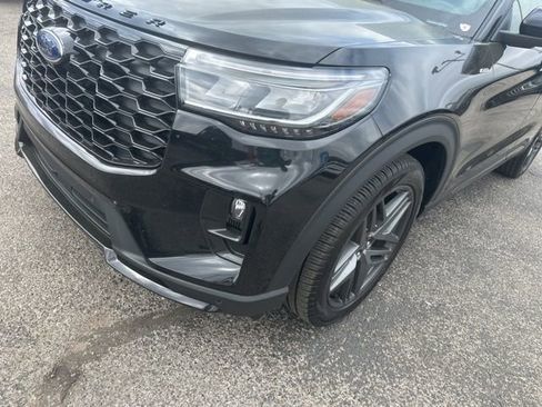 Used 2025 Ford Explorer ST-Line w/ Premium Package image 9