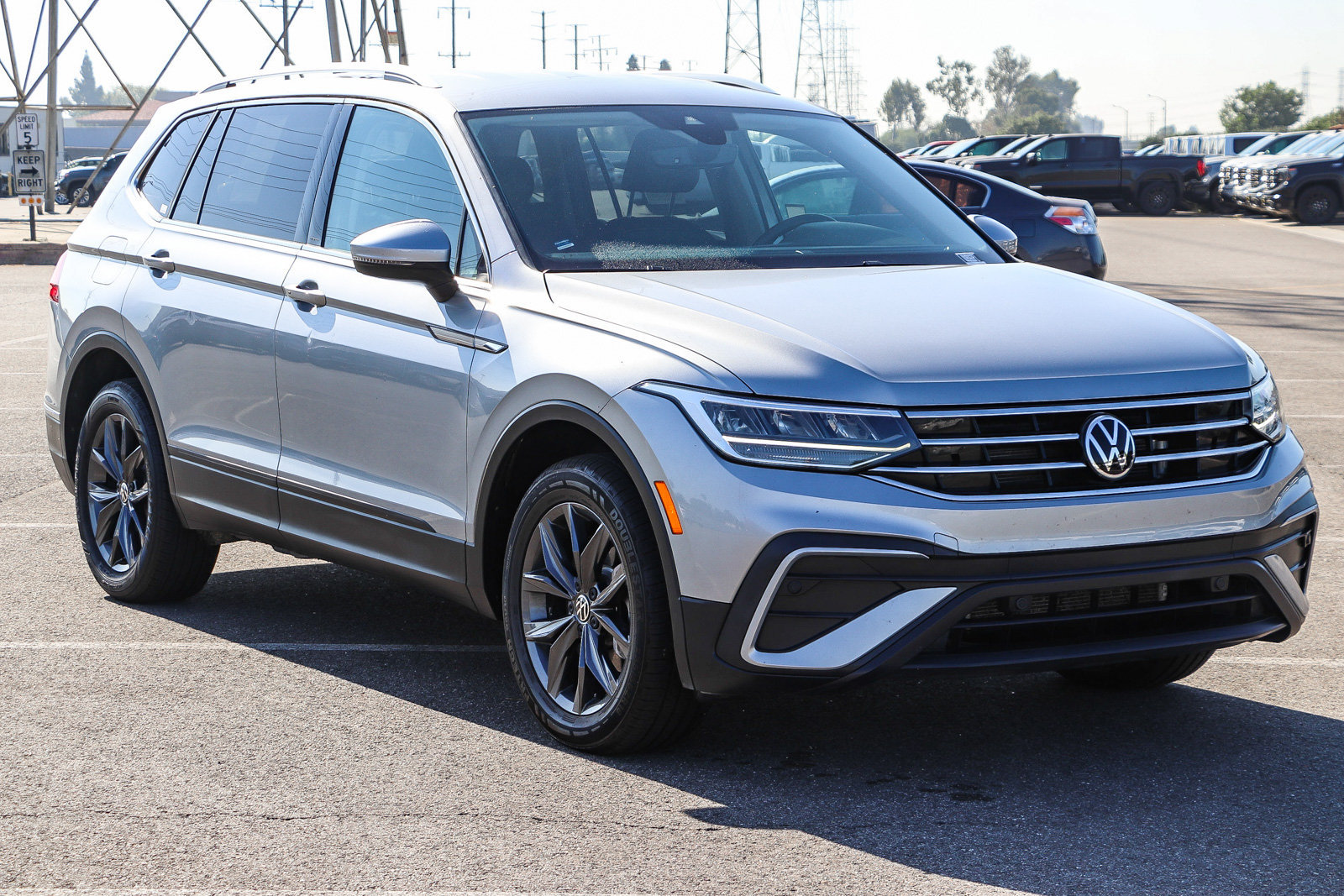 Used 2023 Volkswagen Tiguan SE FWD image 3