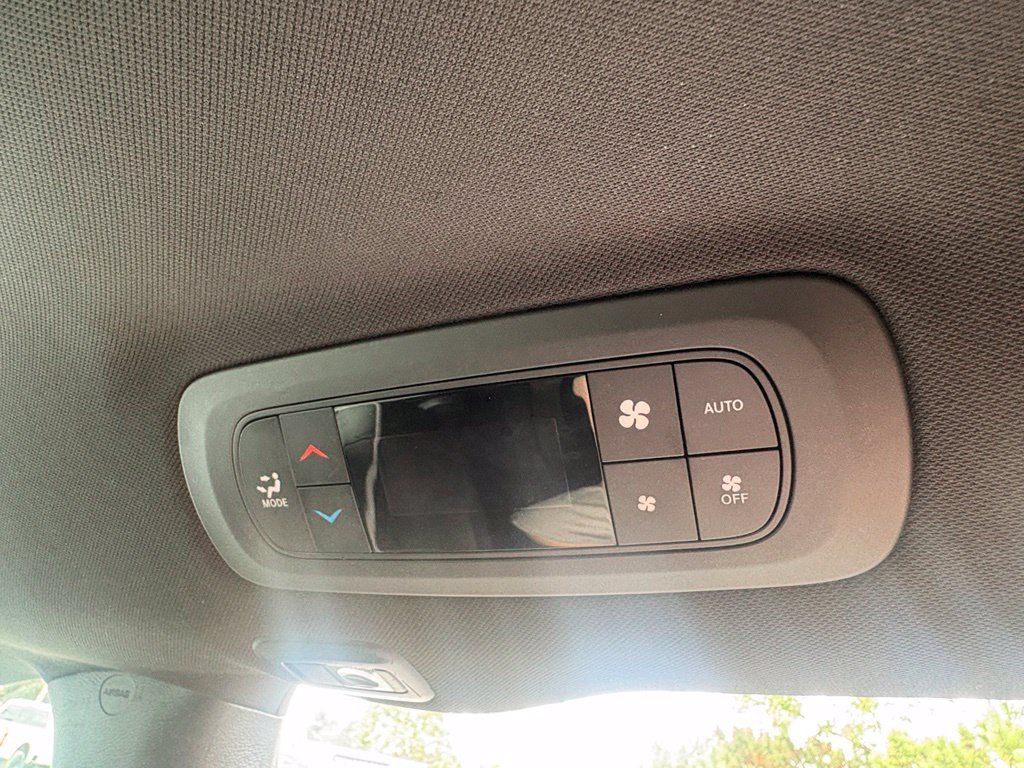 Used 2025 Chrysler Pacifica Limited FWD image 36