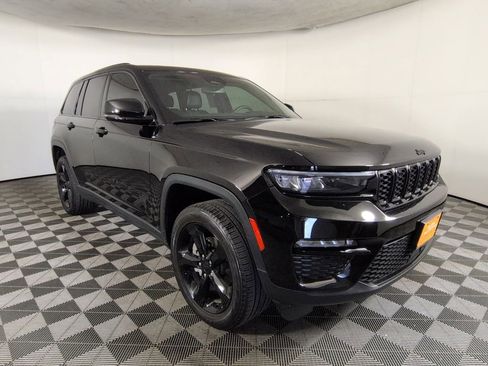 Certified 2024 Jeep Grand Cherokee Limited w/ Black Appearance Package AWD/4WD image 3