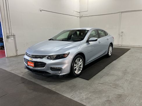 Used 2018 Chevrolet Malibu LT FWD image 1