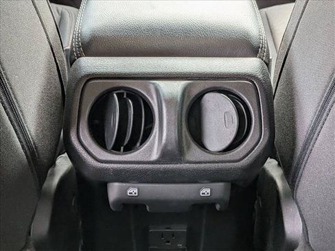 Used 2023 Jeep Gladiator Overland AWD/4WD image 17